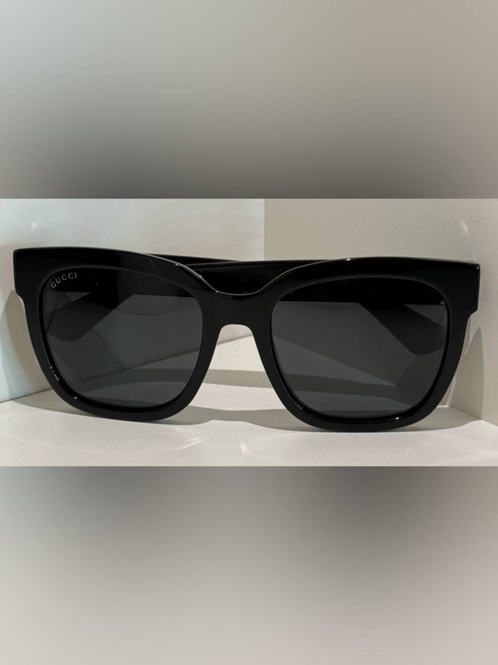 Gucci GG0034SN 001 54 Women’s Black Sunglasses with Gold Logo & Care Kit. R14A